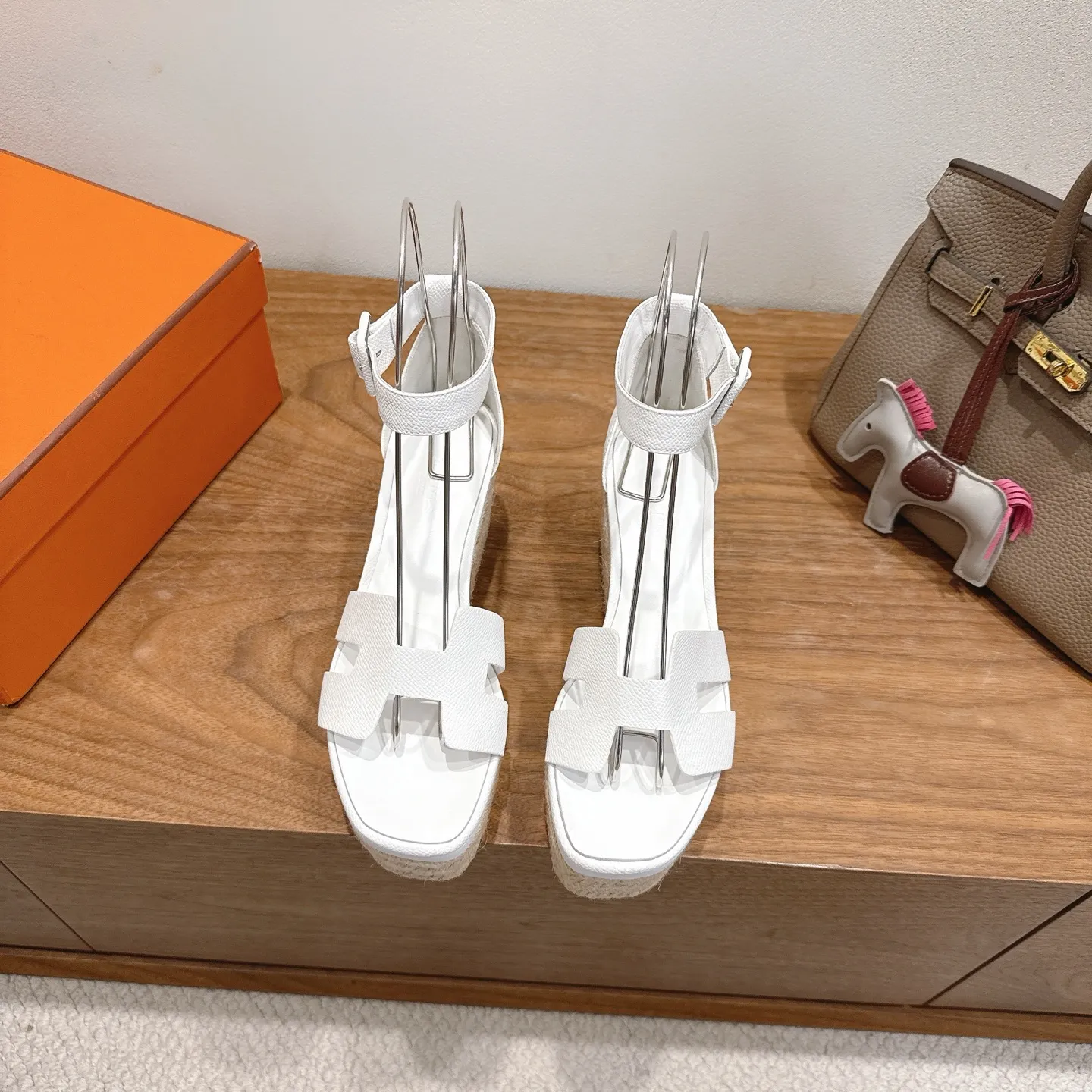 👟👟Ex-factory price 720👟👟 Hermes... a Eclair 2025 new color + popular series, the version is super positive, with a certain thickness, which makes the legs longer! Breathable, comfortable calfskin, spring and summer color matching, this item is both beautiful and comfortable! Channel supply code size: 35-39 can be ordered as 40.41 with airplane box ➕20